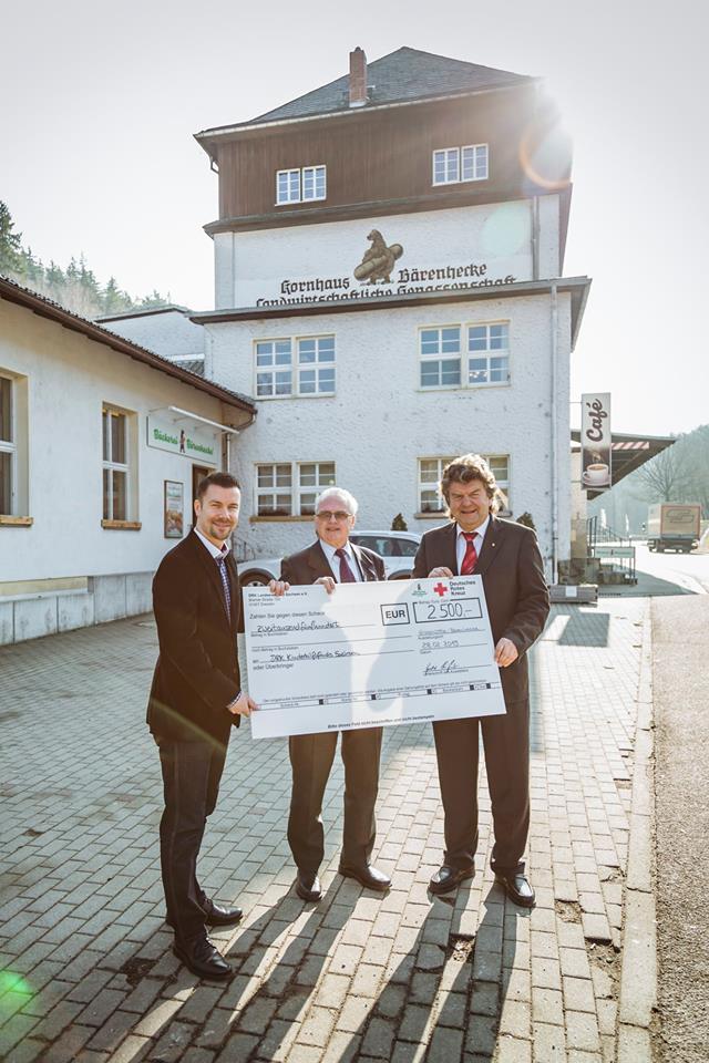 Der Präsdident des DRK Sachsen nimmt den Scheck vom Vorstand der Bärenhecke entgegen.