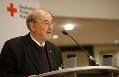 Prof. Dr. Brückner redet auf einem Event.