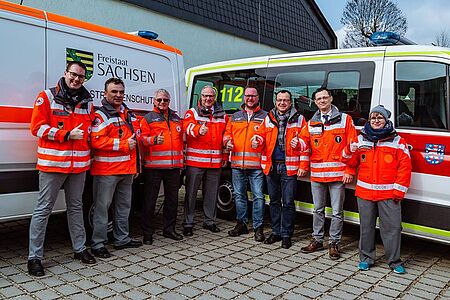 herren von den Bereitschaften mit Landesleiter Ralf Gräser, die den Daumen hoch zeigen