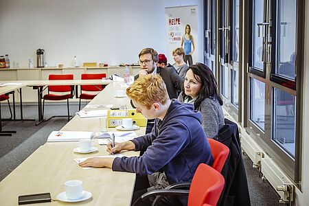 Mitwirkende des Fachtages Suchdienstbasisstellen lauschen dem Vortragenden