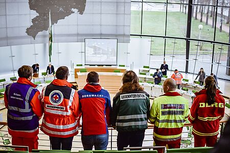 Helfer der weißen Hilfsorganisationen im Landtag